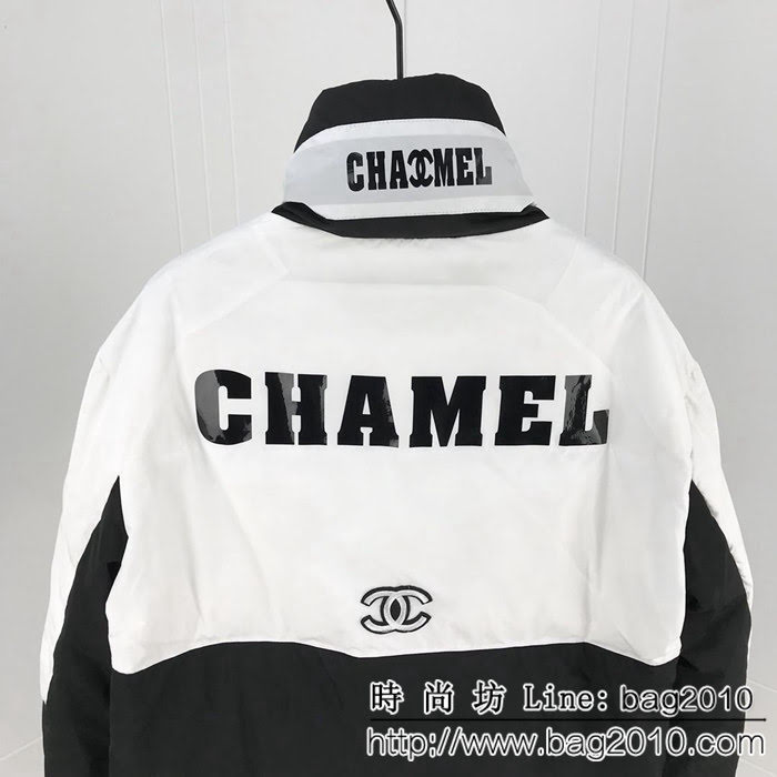 CHANEL香奈兒 高品質90鵝絨系列 18ss新款 惡搞字母印花羽絨服 高版本 舒適保暖 男女同款 ydi2302